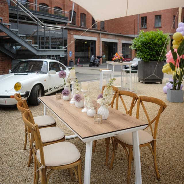 Dinnertisch Salt white oak, 180x70cm - Eleganter Dinnertisch für bis zu 6 Personen.
Der Salt ist ein stilvoller, Esstisch mit Aluminiumrahmen und abnehmbarer Tischplatte.