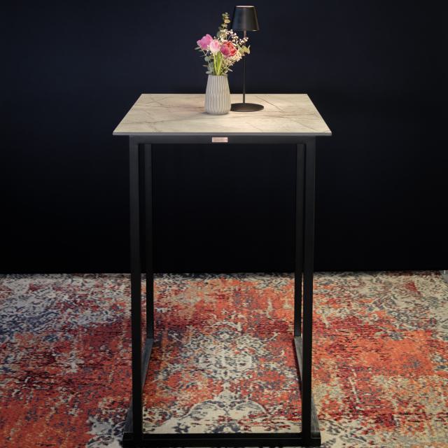 Stehtisch Smart - Platte Marmor gray - Moderner, geradliniger Stehtisch, welcher für indoor und outdoor geeignet ist.
Platte: helles Marmordekor mit dunklen Adern, Effektpigmente Bronze.